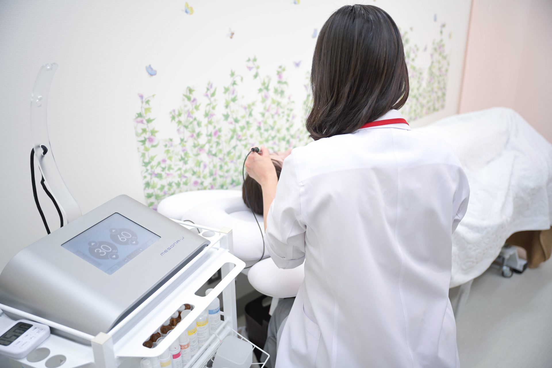 　さまざまな　皮膚のお悩みを　専門医が診療
